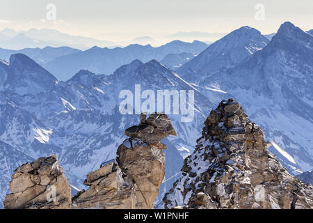 Blick von Gefrorene-Wand-Spitzen der Zillertaler Alpen und der zentralen Alpen, Hintertux, Tirol, Österreich, Europa Stockfoto