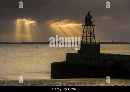 Sonnenaufgang an der nördlichen Mole, Nationalpark Wattenmeer, Nordsee, Wilhelmshaven, Niedersachsen, Deutschland Stockfoto