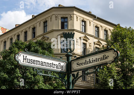 Straßenschild an der Ecke der Husemann Straße im Ost-Berliner Bezirk Mitte Stockfoto