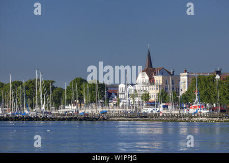 Blick vom östlichen pier Boote im Hafen Alten Strom, Ostseebad Warnemünde und Hansestadt Rostock, Ostsee Küste, Mecklenburg-Weste Stockfoto