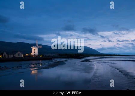 Historische Windmühle in Blennerville bei Dämmerung aus beim Gehen die Dingle Way, Blennerville, in der Nähe von Tralee, der Halbinsel Dingle in der Grafschaft Kerry, Irland gesehen, Stockfoto