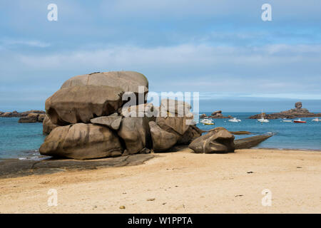 Sandstrand mit Granitfelsen, Lannion, Côte de Granit Rose, Côtes d'Armor, Bretagne, Frankreich Stockfoto