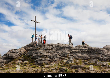 Wanderer am Gipfelkreuz, Großer Arber, Bayerischer Wald, Bayern, Deutschland Stockfoto