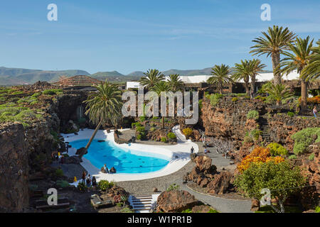 Pool, Jameos del Agua in der Nähe von Arrieta, César Manrique, Lanzarote, Kanarische Inseln, Islas Canarias, Spanien, Europa Stockfoto