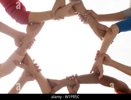 Nahaufnahme der internationalen Frauen halten sich an den Händen Stockfoto