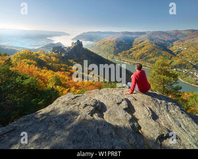Walker, Burg Aggstein, Donau, Wachau, Niederösterreich, Österreich Stockfoto