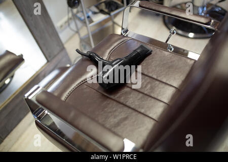 Fön auf Leder Stuhl Sitz im barbershop Stockfoto