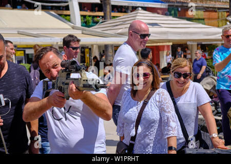 Split, Kroatien - 27. April 2019. Kroatische militärische Ausstellung. Mann herauf Maschinengewehr auf der Anzeige und dem Ziel, während die begleitenden Frauen lächeln Stockfoto