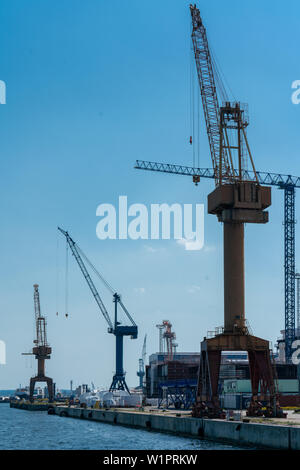 Details der Hafenkräne im europort Hafen in Rostock Stockfoto