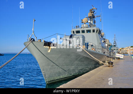 Split, Kroatien - 27. April 2019. Kroatische militärische Ausstellung. Schiff der Marine im Hafen Vukovar verankert Stockfoto