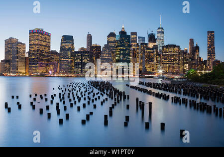 Blick von der Brooklyn Bridge Park auf die Skyline von Manhattan, New York City, New York, USA Stockfoto