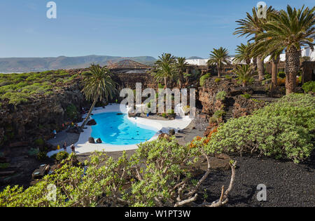 Pool, Jameos del Agua in der Nähe von Arrieta, César Manrique, Lanzarote, Kanarische Inseln, Islas Canarias, Spanien, Europa Stockfoto