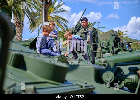 Split, Kroatien - 27. April 2019. Kroatische militärische Ausstellung. Soldat helfen 3 Jungen auf der Oberseite des Tanks für Bild zu stellen Stockfoto