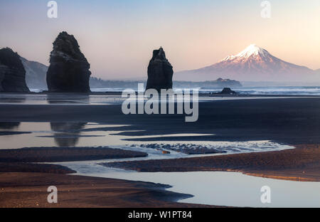 Felsformationen und Blick auf den Mount Taranaki Vulkan, Tongaporutu, Taranaki, North Island, Neuseeland, Ozeanien Stockfoto