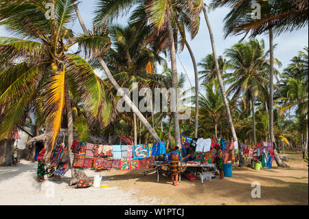 Mitglieder der Guna Stamm bis zum Verkauf von bunten Hand-made Molas zu Tag Besucher von einer Expedition Cruise Ship, San Blas Inseln, Panama, Caribb Stockfoto