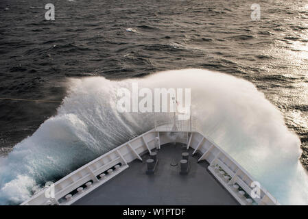 Der Bogen der Expedition Kreuzfahrtschiff MS Bremen (Hapag-Lloyd Kreuzfahrten) forscht in einem großen Schwellen, Senden einer v-förmigen Wolke von Spray vom Schiff, am Meer, Stockfoto