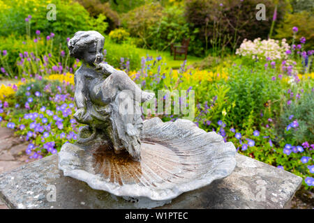 Detail der reich verzierten Vogelbad im Garten bei NTS Geilston Garten in Cardross, Argyll und Bute, Schottland, Großbritannien Stockfoto