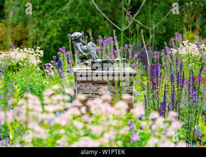 Detail der reich verzierten Vogelbad im Garten bei NTS Geilston Garten in Cardross, Argyll und Bute, Schottland, Großbritannien Stockfoto