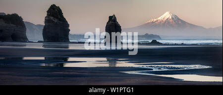 Felsformationen und Blick auf den Mount Taranaki Vulkan, Tongaporutu, Taranaki, North Island, Neuseeland, Ozeanien Stockfoto