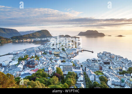 Blick vom Berg Aksla über Alesund, Mehr og Romsdal, Norwegen, Norwegen, Skandinavien, Nordeuropa, Europa Stockfoto