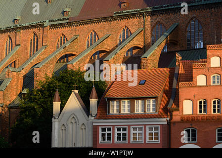 St. Nikolai mit Häusern, die vor ihm auf dem Alten Markt, Stralsund, Ostsee, Mecklenburg-Vorpommern, Deutschland Stockfoto