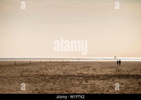 UNESCO-Welterbe Wattenmeer, Menschen zu Fuß entlang Westerhever Strand bei Ebbe, Schleswig-Holstein, Deutschland, Nordsee Stockfoto