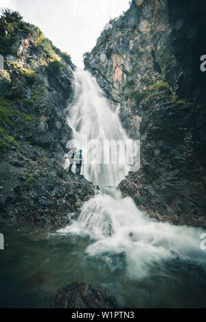 Wanderer vor der Simms Wasserfall, E5, Alpenüberquerung, 2. Stufe, Lechtaler, Kemptner Hütte auf die Memminger Hütte, Tirol, Österreich, Alpen Stockfoto