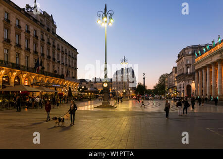 Place de la Comédie mit Intercontinental Grand Hotel de Bordeaux und der Oper (Opéra National de Bordeaux-Grand-Théâtre) in der Dämmerung Stockfoto