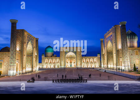 Registan Platz bei Nacht, Samarkand, Usbekistan, Asien Stockfoto