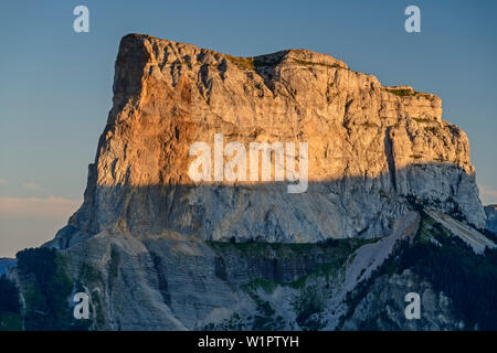 Mont Aiguille in den Sonnenuntergang, von der großartigen Brison, Vercors, Dauphine, Dauphine, Isère, Frankreich Stockfoto