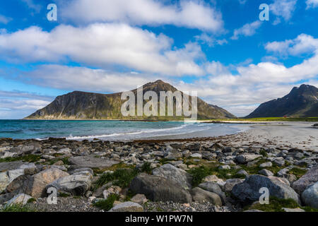 Flakstad Strand, Lofoten, Norwegen an einem schönen Frühlingstag mit azurblauen Meer Stockfoto