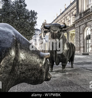 Deutschland, Frankfurt, Bulle und Bär vor der Börse, Dämmerung Stockfoto