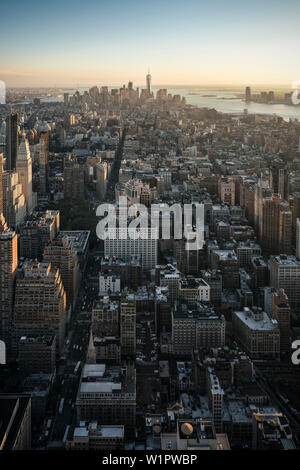 Das One World Trade Center, Flatiron Building, die Freiheitsstatue, Blick von der Aussichtsplattform des Empire State Building, Manhattan, New York City, New York City, Einheit Stockfoto