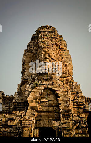 Monumentale steinerne Gesichter bei Bayon Tempel, Angkor Thom, Kambodscha, Asien Stockfoto