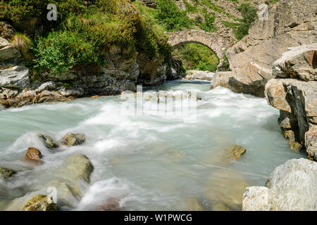 Steinerne Brücke über den Bach, refuge de la Lavey, Ecrins Nationalpark Ecrins, Dauphiné, Dauphiné, Hautes Alpes, Frankreich Stockfoto