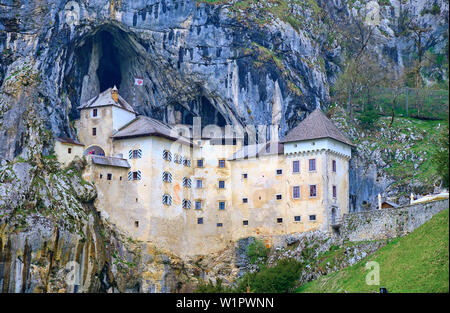 Feder Eroberung der Burg Predjama, innerhalb einer Felsformation gerahmt Stockfoto