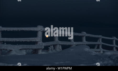 Vollmond hinter einem gefrorenen Zaun, Winterlandschaft, Schierke, Brocken, Nationalpark Harz, Sachsen, Deutschland Stockfoto
