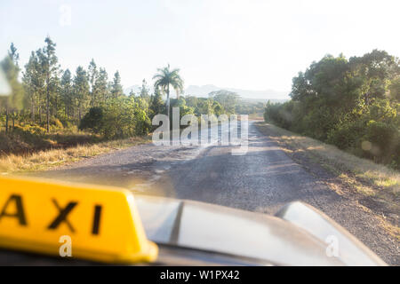 Leere Straße durch die Kubanische Landschaft von Vinales nach Cayo Levisa, Taxi, Familie reisen nach Kuba, Elternurlaub, Urlaub, Time-out, Abenteuer, Ca Stockfoto