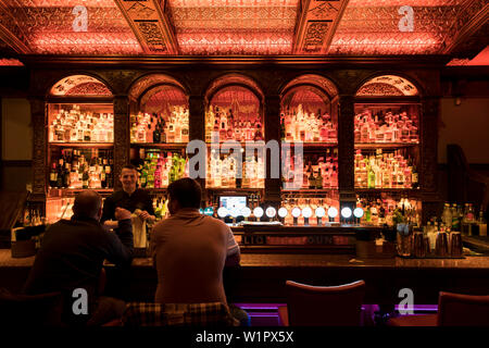 Bar mit Aussicht: Zeilen und Zeilen an Whiskey, Gin und andere alkoholische Getränke Gnade im ersten Stock des Dail Bar im Zentrum der Stadt Galway, Zählen Stockfoto