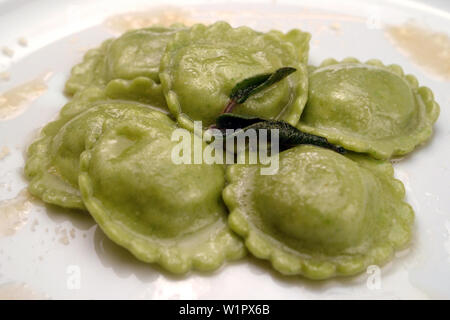 Italienisches Essen Rezepte Ravioli Pasta mit Spinat und Ricotta Käse gefüllt Stockfoto