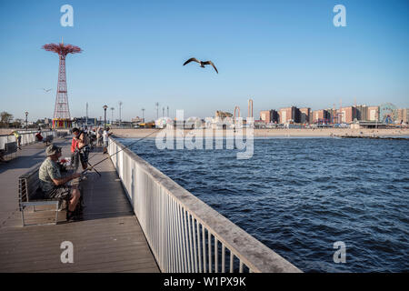 Fischer auf Steeplechase Pier auf Coney Island Beach, Brooklyn, New York City, New York City, Vereinigte Staaten von Amerika, USA, Nordamerika Stockfoto