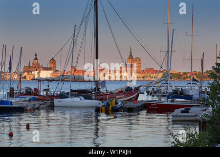 Blick vom Hafen in Altefaehr auf Stralsund, Insel Rügen, Mecklenburg Vorpommern, Deutschland Stockfoto