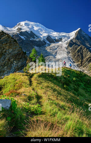 Ein Mann und eine Frau steigen über hingewiesen, die auf der Pyramide auf, Mont Blanc im Hintergrund, Pyramide, Mont Blanc, Grajische Alpen, die Savoyer Alpen, Savoie Stockfoto