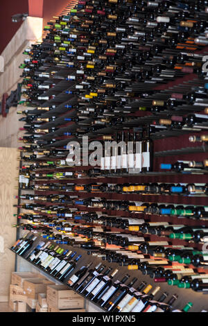 Wein - Regale in Vini-Portugal, Praça do Comércio, Lissabon, Portugal Stockfoto