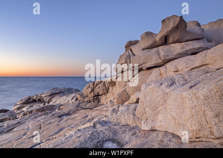 An der felsigen Küste im Abendlicht in der Nähe von Calvi, Korsika, Südfrankreich, Frankreich, Südeuropa Stockfoto