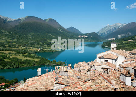 Anzeigen von Roccaraso über den Lago di Barrea am Rande der Abruzzen Nationalpark Stockfoto