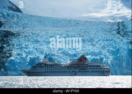 Expedition Kreuzfahrtschiff MS Hanseatic (Hapag-Lloyd Kreuzfahrten) liegt vor Anker vor der massiven Gletscher, Garibaldi Gletscher, in der Nähe von Beagle Kanal, Albert Stockfoto