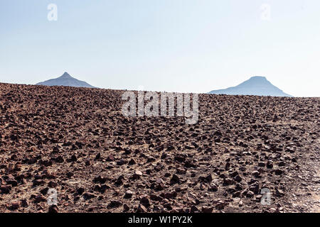 Zwei Berggipfel in der riesigen steinwüste von Damaraland, Kunene, Namibia. Stockfoto