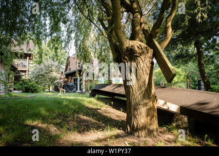 Kinder spielen im Garten, Familie, Ferienwohnung, Sommer, Spreewald, Oberspreewald, Land Brandenburg, Deutschland Stockfoto