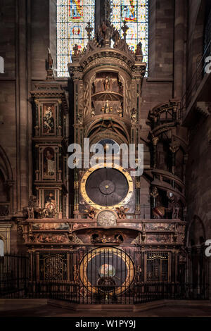 Astronomische Uhr, Interieur der Kathedrale von Straßburg, Strasbourg, Alsace, France Stockfoto